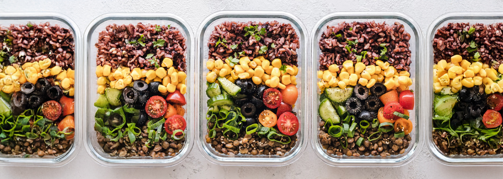 Meal Prep Gerichte in praktischen Behältern Mittagessen als Meal Prep vorbereitet